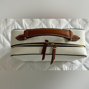 Bundle - Estée Lauder cosmetic bag and zip pouch